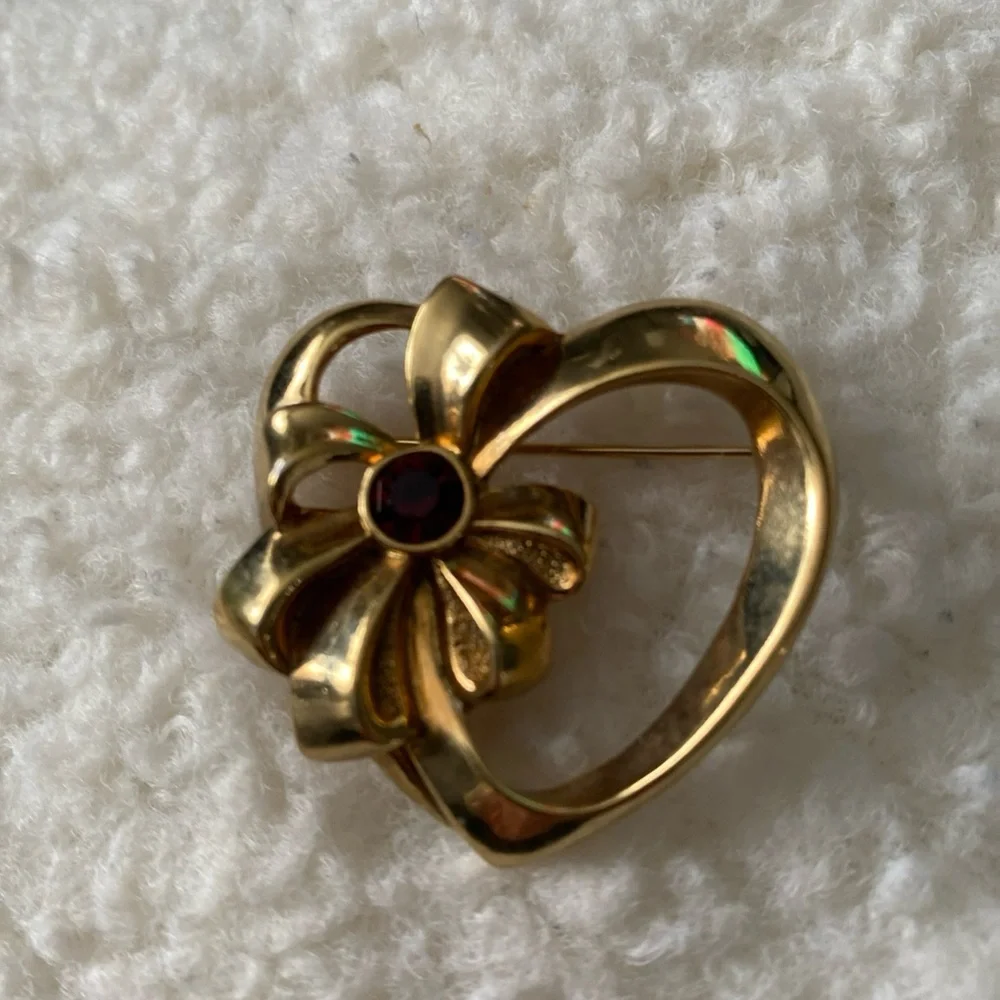 Elegant Gold Heart Brooch with Red Gem‎